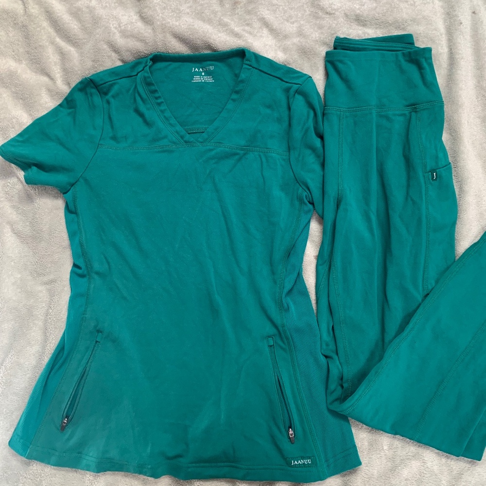 Jaanuu scrub set